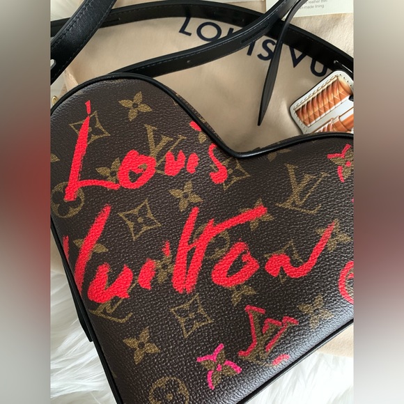 Brand New Louis Vuitton Limited Edition Fall in Love Sac Coeur Heart Bag - Picture 14 of 16